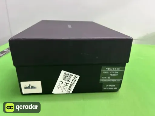 灰色破洞牛仔