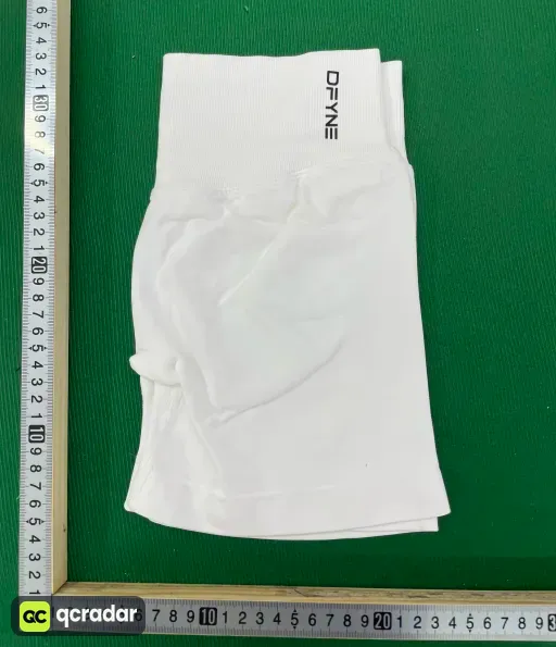白色黑标短裤