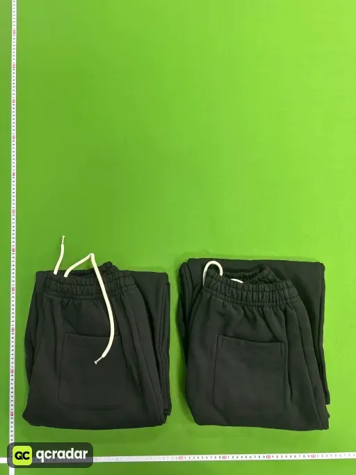 黑色卫裤(black sweatpants)