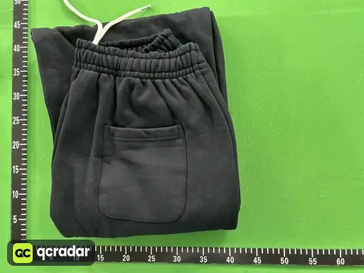 黑色卫裤(black sweatpants)