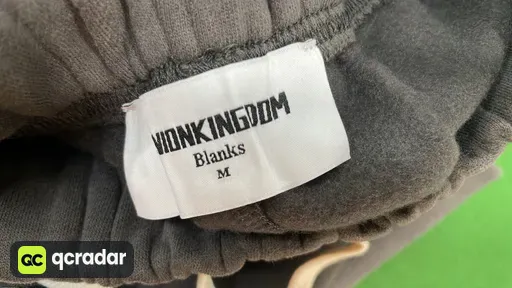 深灰色卫裤(dark grey sweatpants)