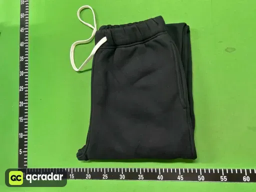 黑色卫裤(black sweatpants)