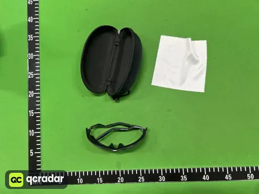 黑框黑灰片