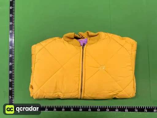 黄色菱形格棉服