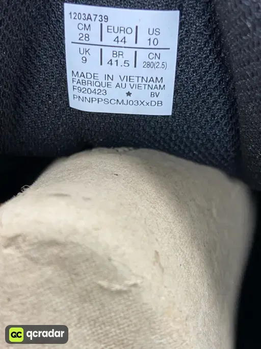 Shoe size: 44