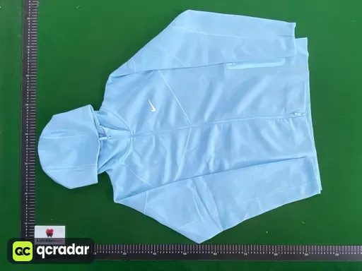 天蓝色拉链连帽衫