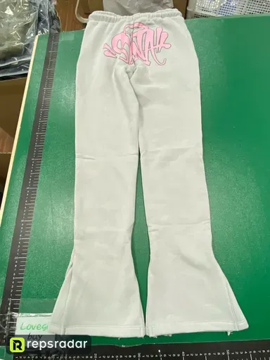 浅灰色长裤