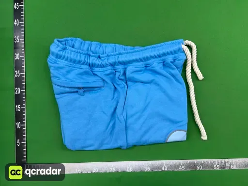 蓝色短裤