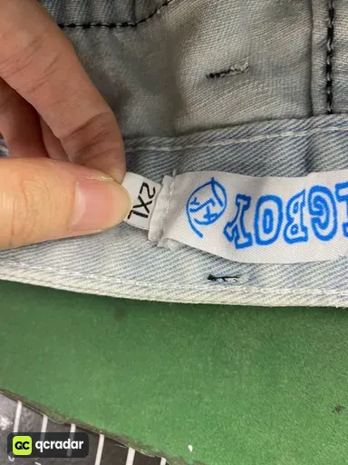 浅蓝色短裤