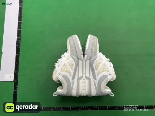 白灰色