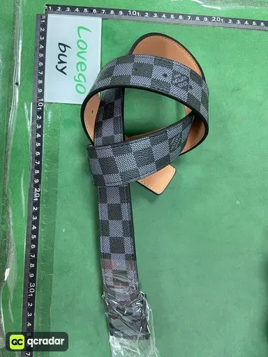 style: 黑格黑扣
