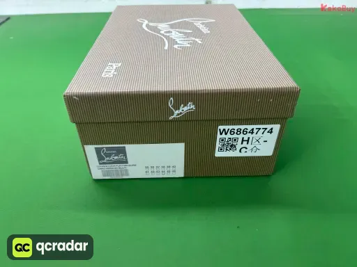 款式:黑色绒面鞋头钉