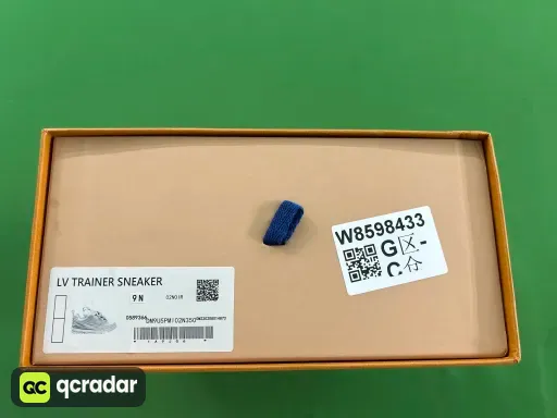 配色:SK8 35白四叶草