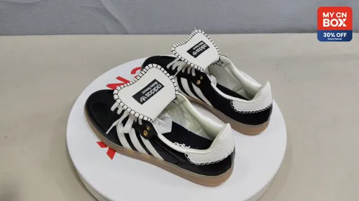IE0580 Black & White