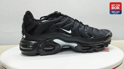 DX8971-001 Black