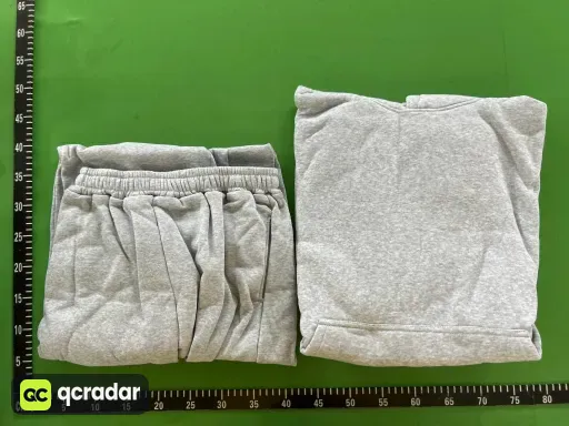 灰色连帽套装