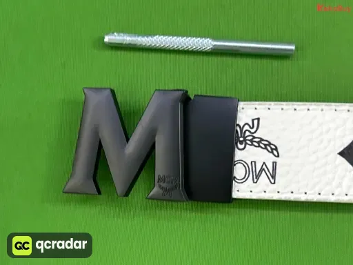 白色黑扣