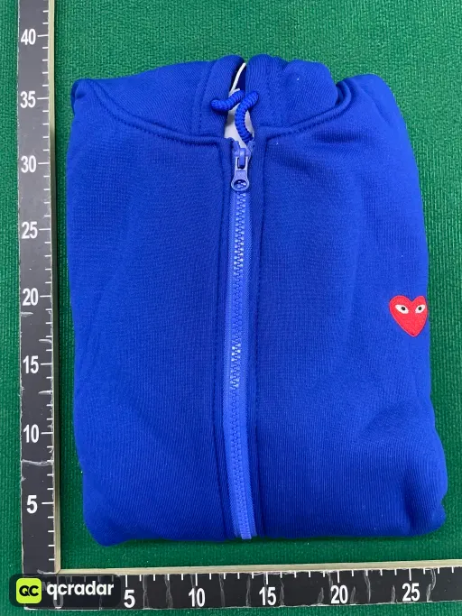 9前小红心蓝色开衫背后大红心心