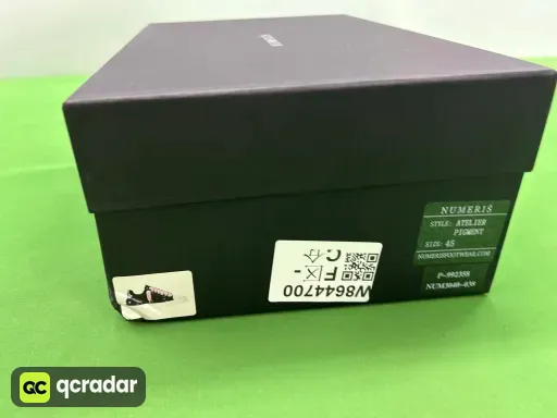 黑色破洞牛仔