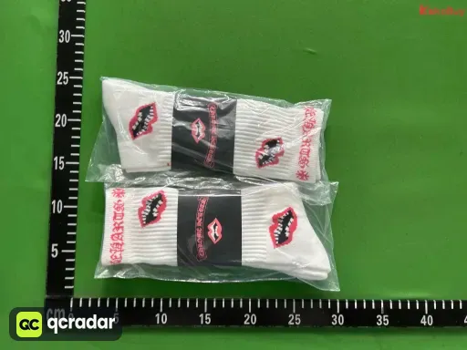 白色粉红唇粉字母