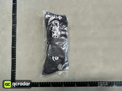 黑底白色字母刺绣标