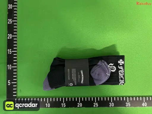 黑底白色字母刺绣标