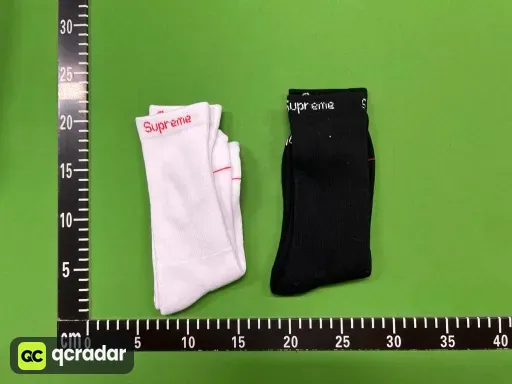 黑色白色各一双