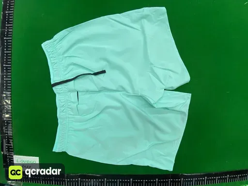 碧绿色短裤