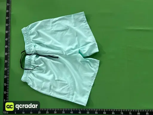 碧绿色短裤
