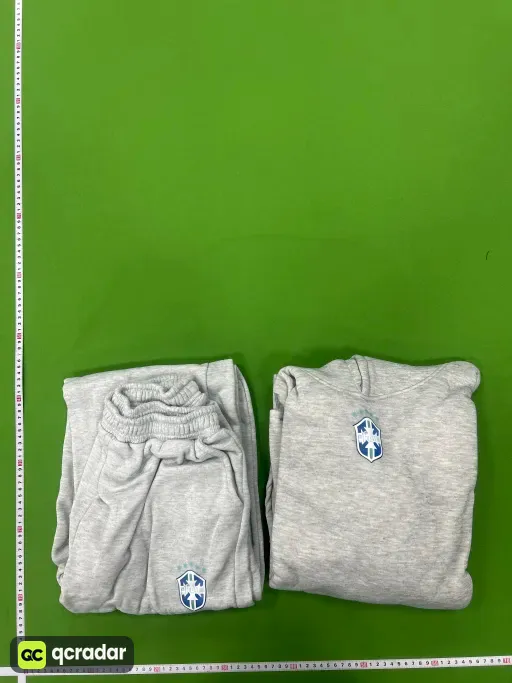 灰色连帽套装（徽章）