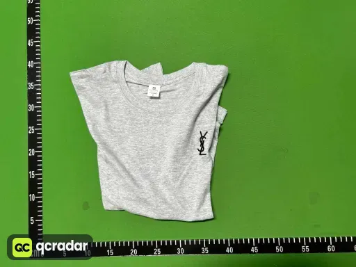 灰色衣服黑小兰