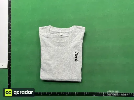 灰色衣服黑小兰