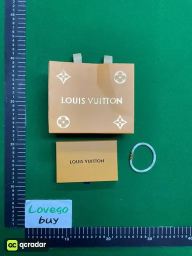 尺码:金扣白格