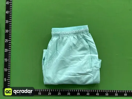 碧绿色短裤
