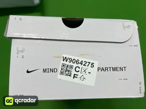 001白色