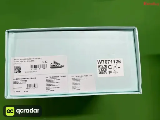 配色:白灰黑
