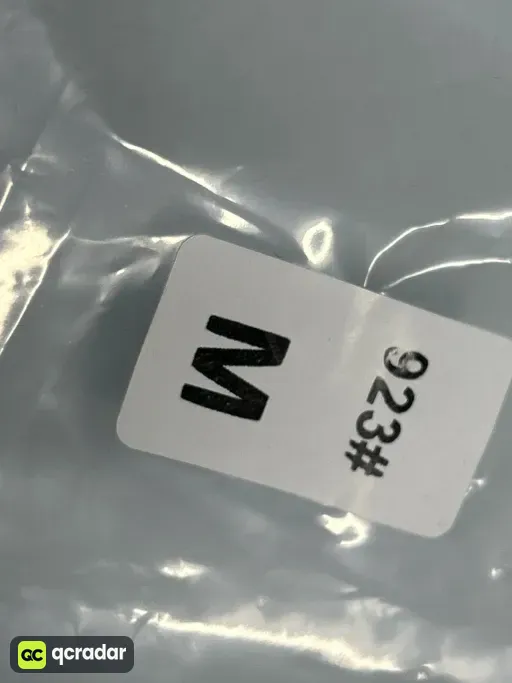 923