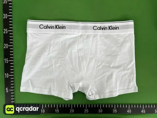 C白色